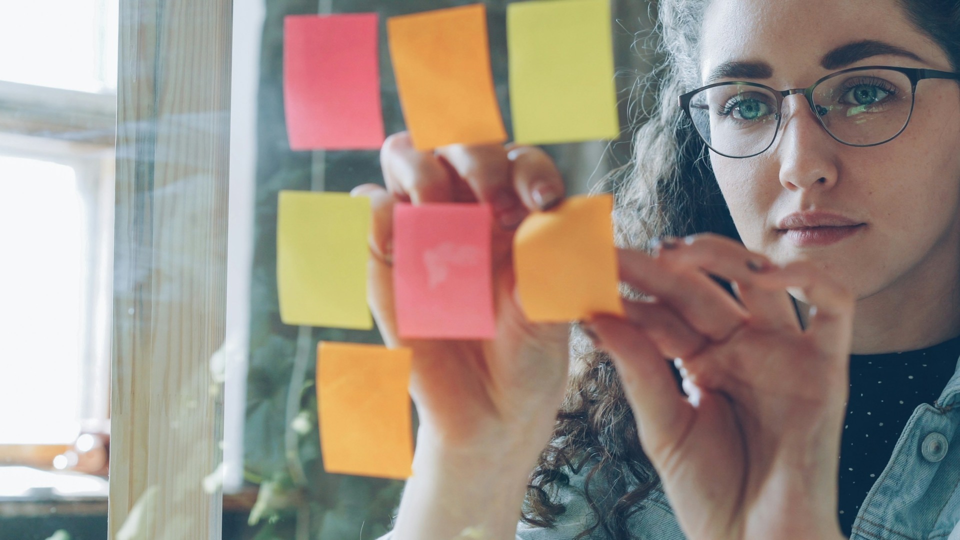 femme collant des post-it - engagements responsables