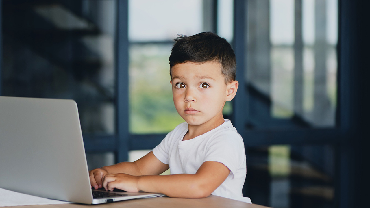 Prévenir sur l’usage des écrans chez l’enfant : le rôle des auxiliaires de puériculture